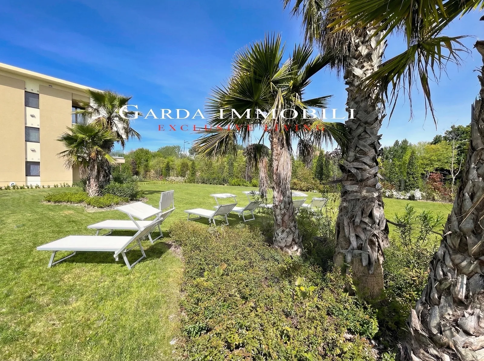 Residence Katya 2 — Communal parkland with palm trees