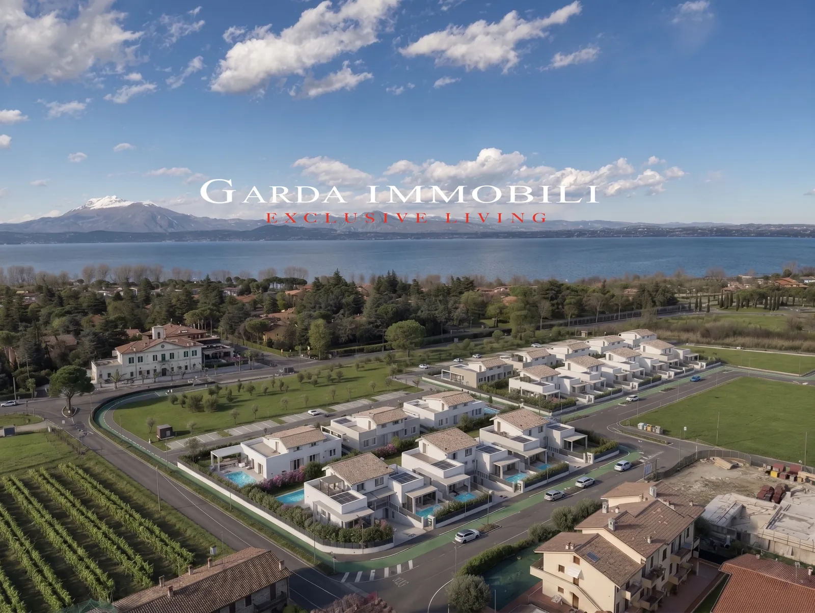Sirmione Luxury Village — Vista aerea delle ville con il lago e le colline