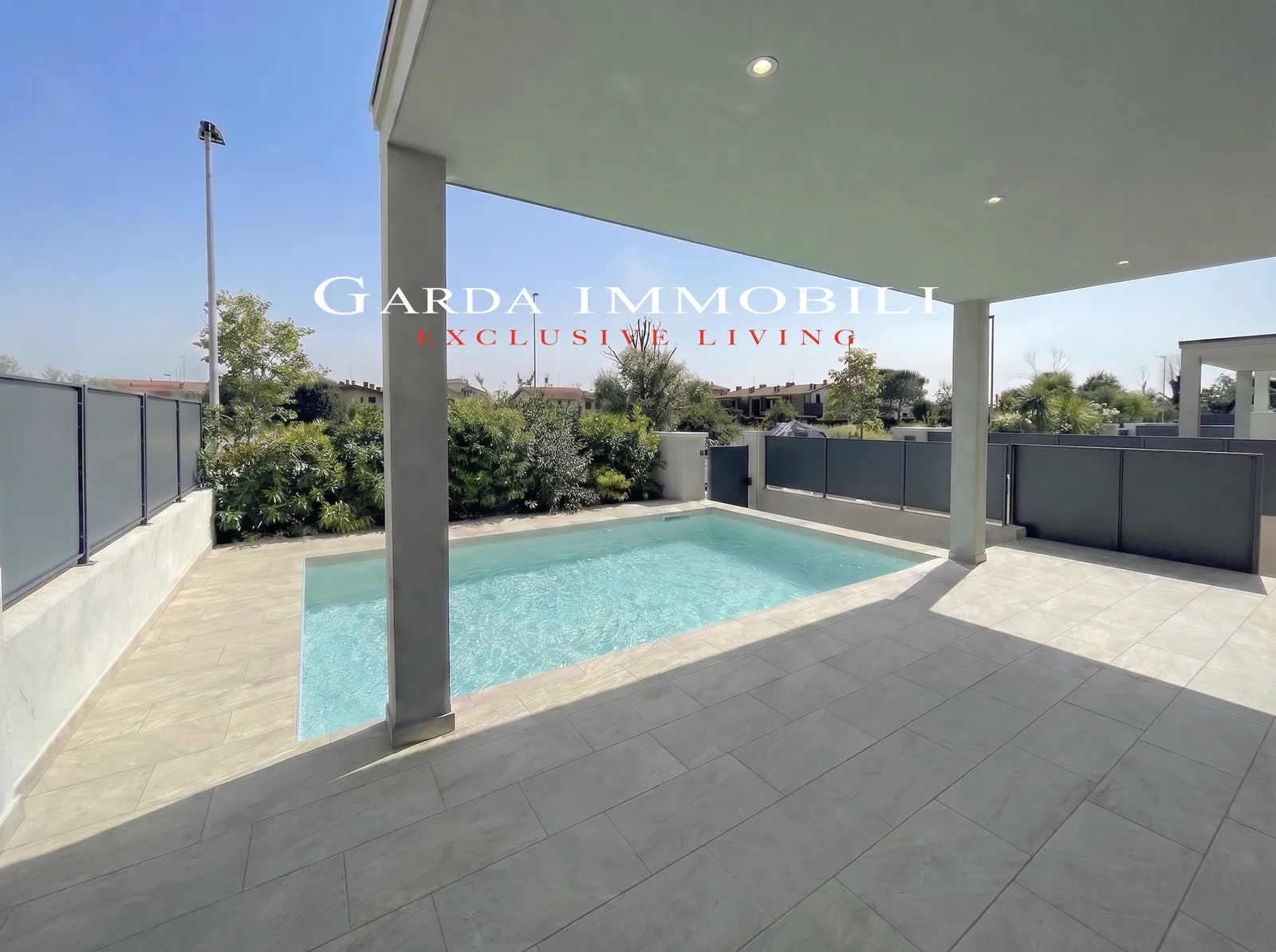Sirmione Luxury Village — Terrazza con piscina privata e pergolato