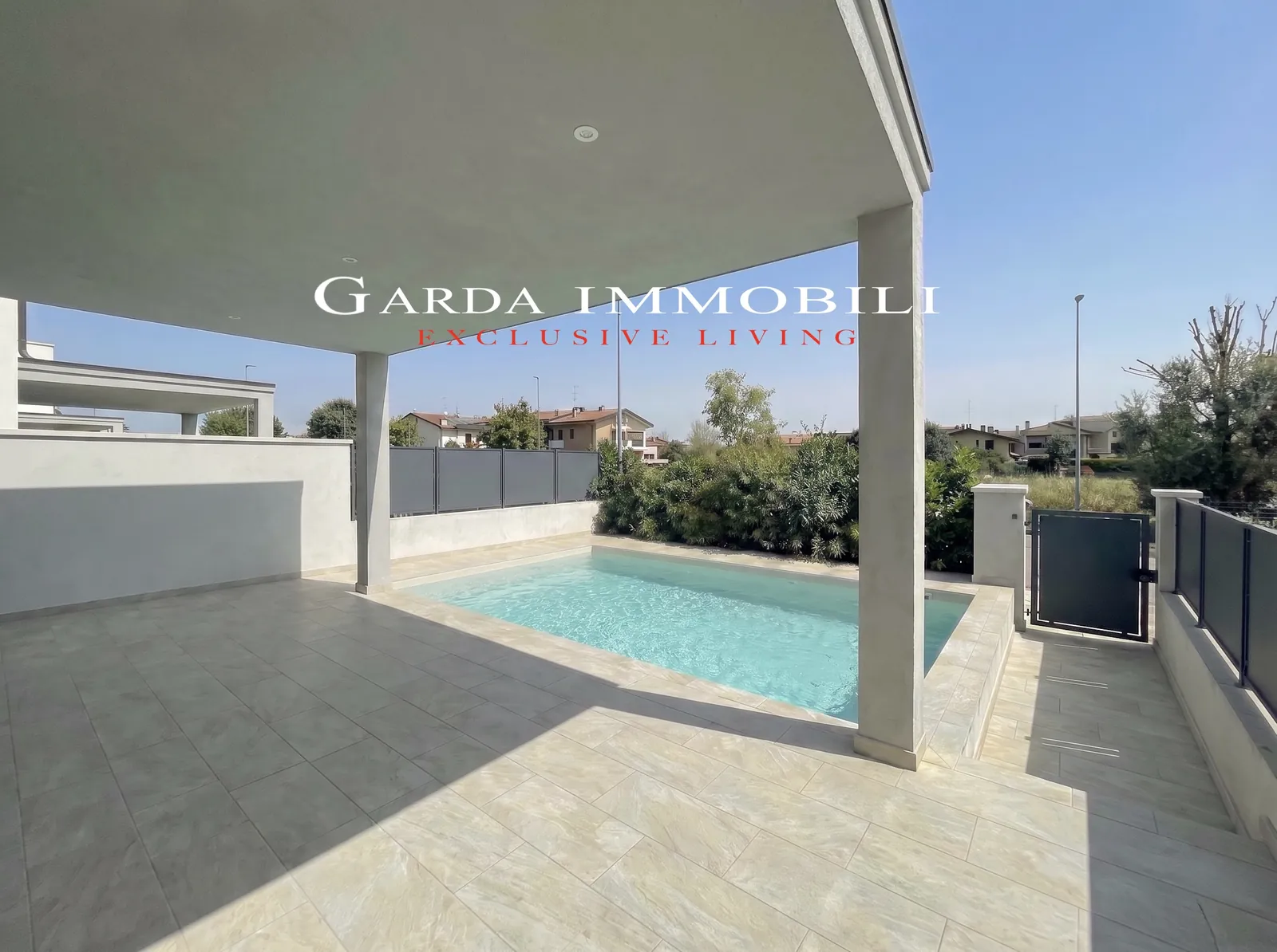Sirmione Luxury Village — Area esterna con piscina e pergolato
