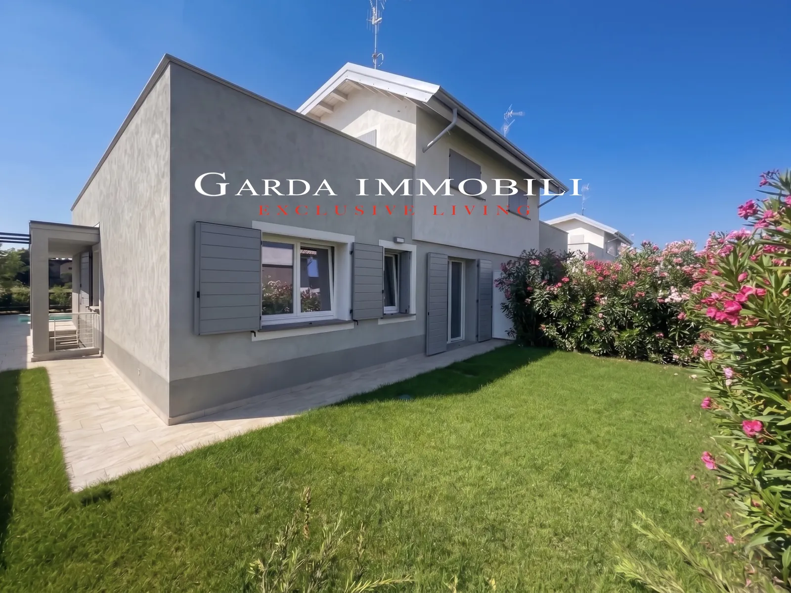 Sirmione Luxury Village — Esterno della villa con giardino e prato
