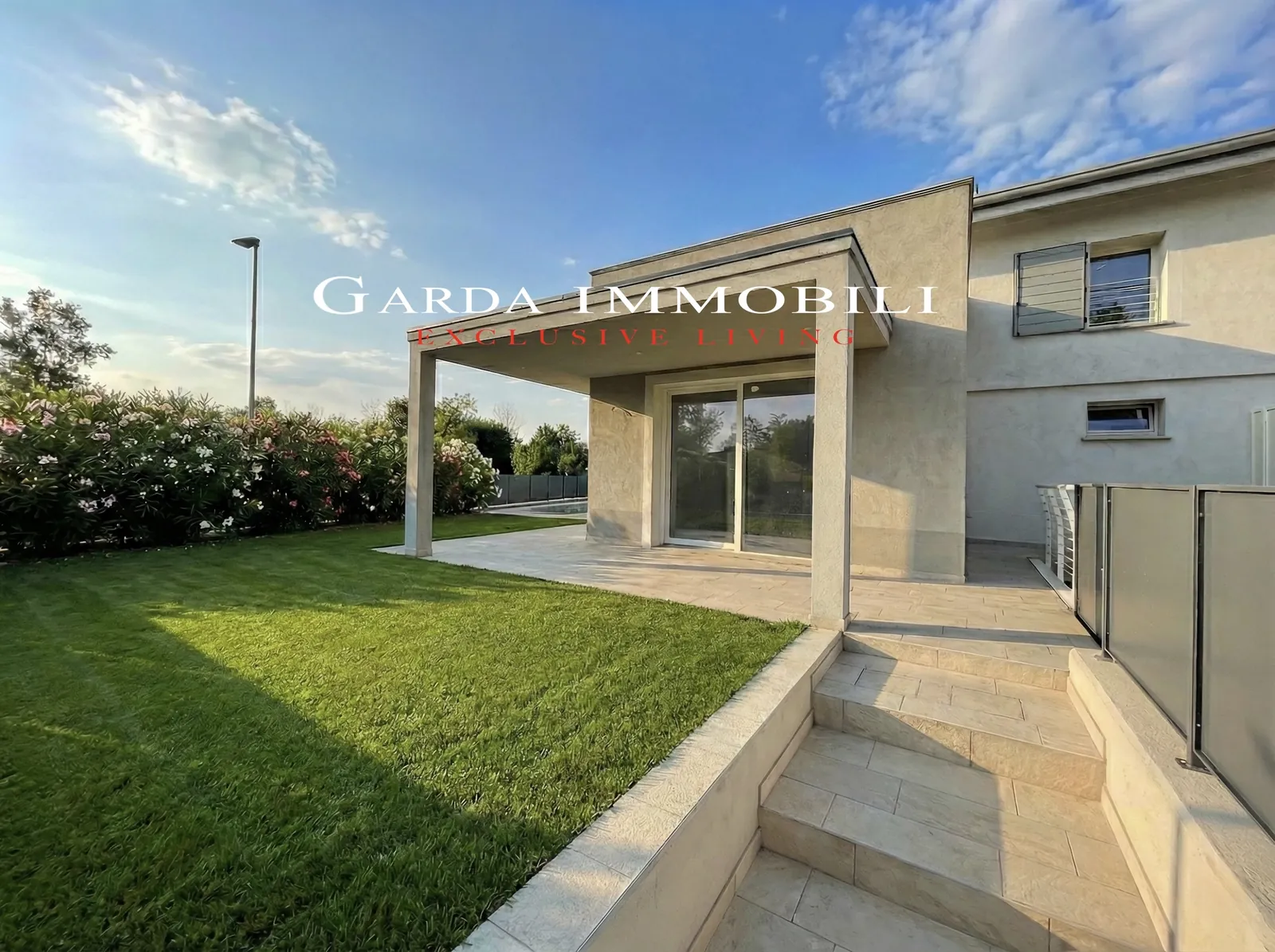 Sirmione Luxury Village — Villa con portico e ampie vetrate sul giardino