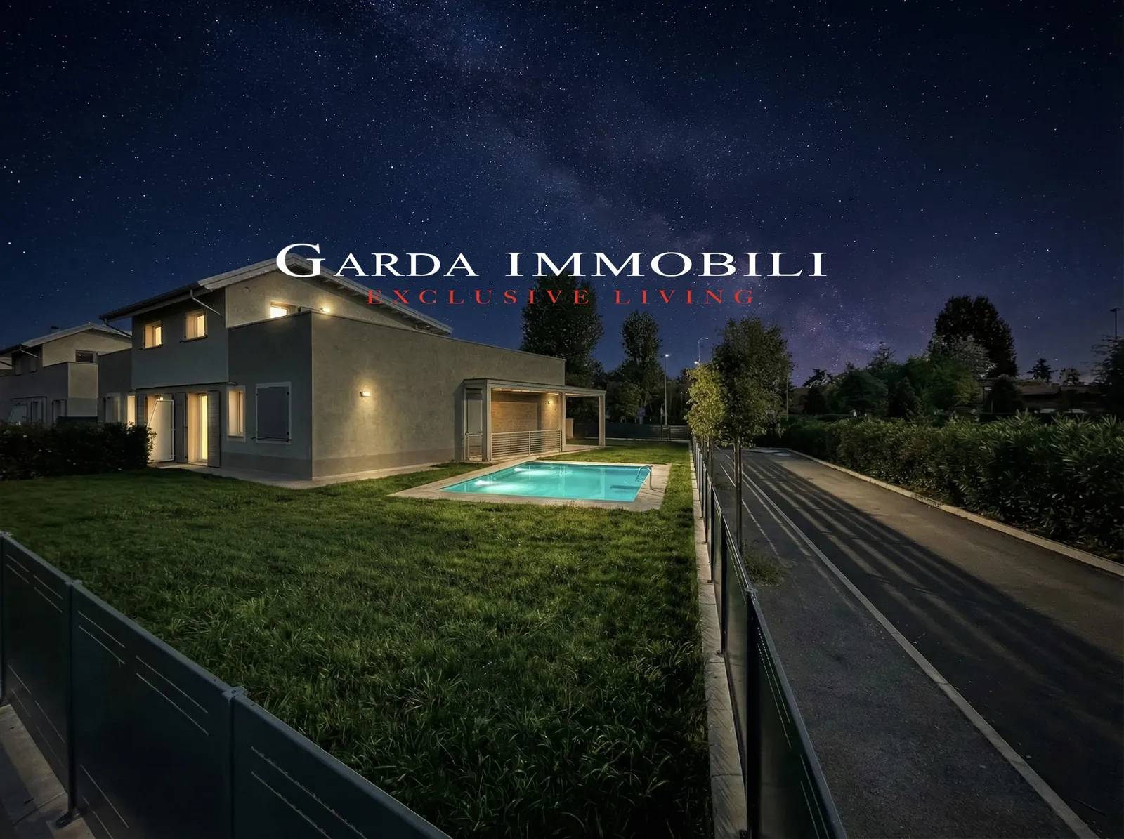Sirmione Luxury Village — Villa con piscina al tramonto
