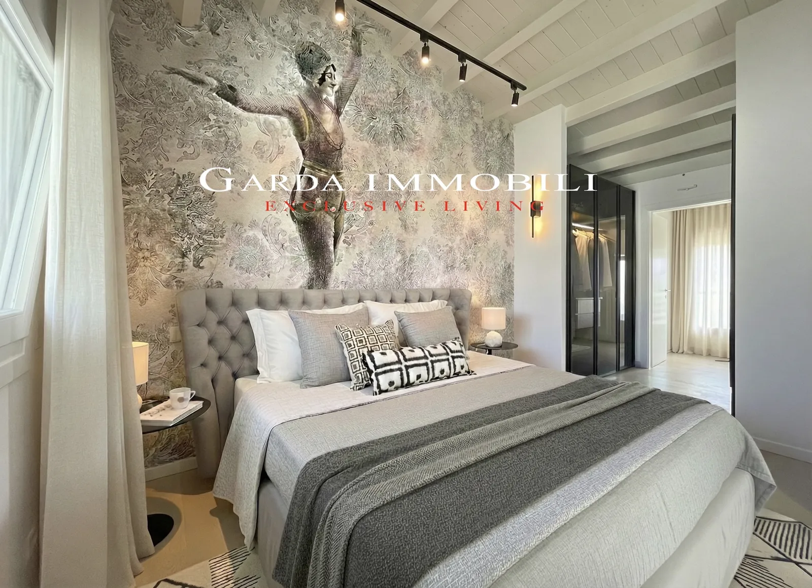 Sirmione Luxury Village — Camera padronale con parete decorativa