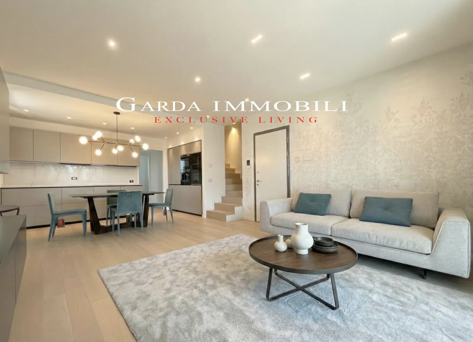 Sirmione Luxury Village — Soggiorno open space con grandi vetrate