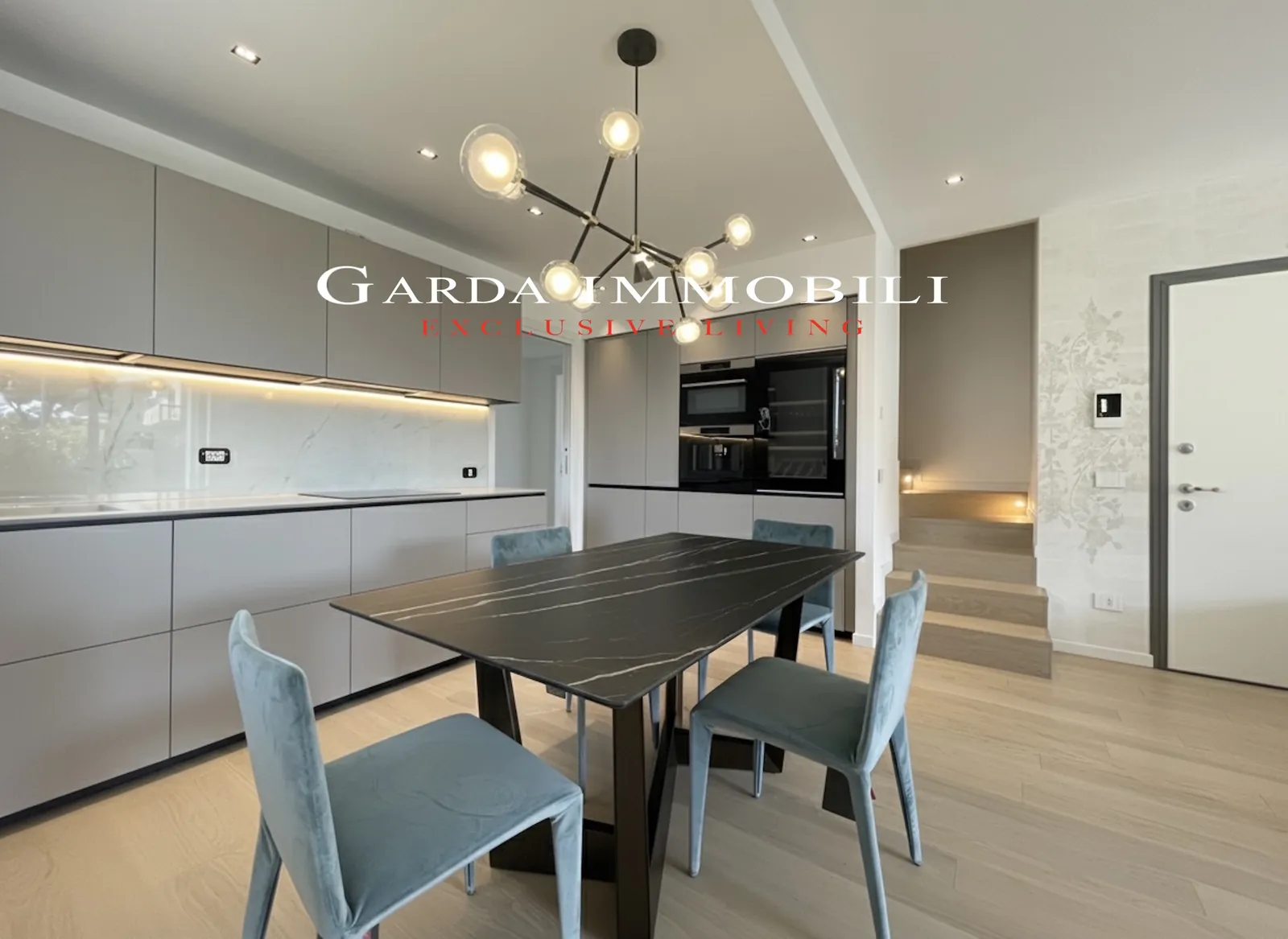 Sirmione Luxury Village — Zona pranzo con cucina a vista
