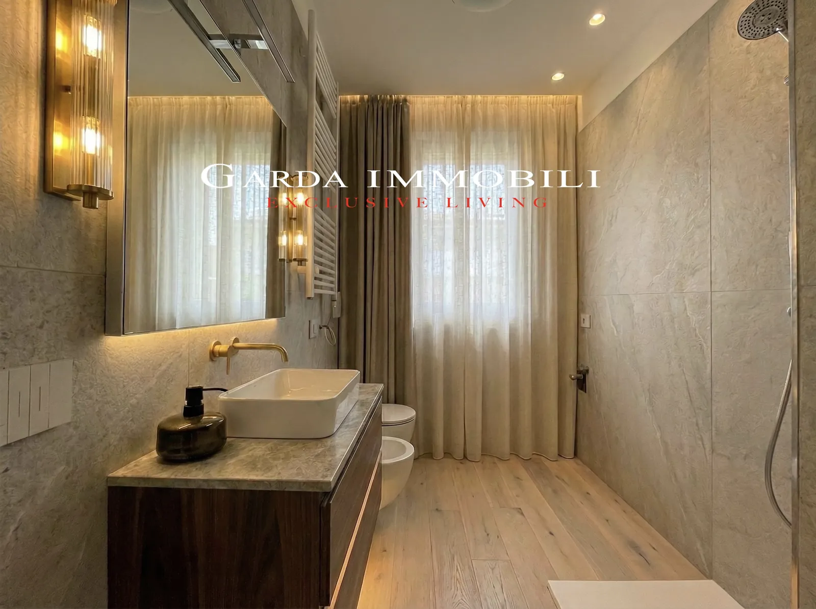 Sirmione Luxury Village — Bagno con lavabo e rivestimenti in marmo